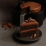 Bolo de chocolate super cremoso feito na Air Fryer — fácil, rápido e com gostinho de padaria! 🍫✨