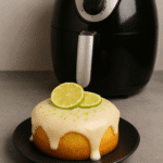 Bolo de limão com glaçadinho feito na Air Fryer — leve, rápido e com um sabor azedinho perfeito!