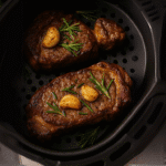 Aprenda como fazer contra-filé na Air Fryer estilo steakhouse com alho, manteiga e alecrim. Receita suculenta, rápida e com sabor gourmet!